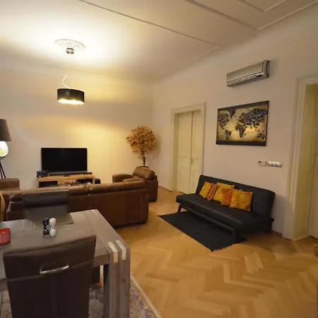 Fuer 3 Personen Und 2 In Appartamento Praga